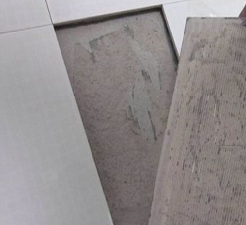红古瓷砖空鼓维修公司分享瓷砖铺贴时如果打浆（即涂抹在瓷砖背面和基层上的砂浆或瓷砖胶）过少，会带来以下问题